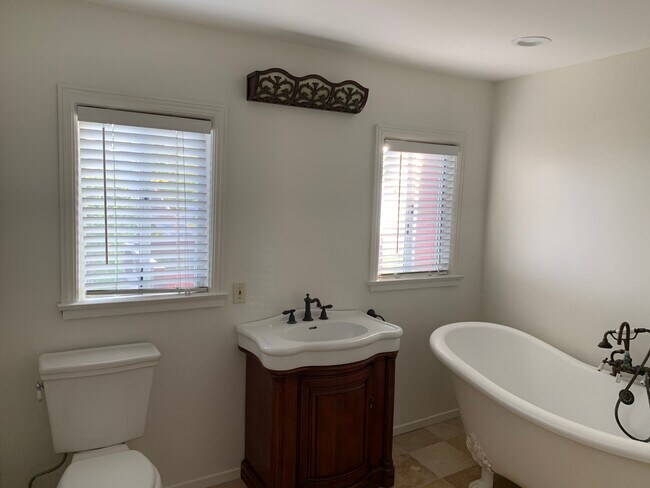 Building Photo - 1638 W Kilbourn St