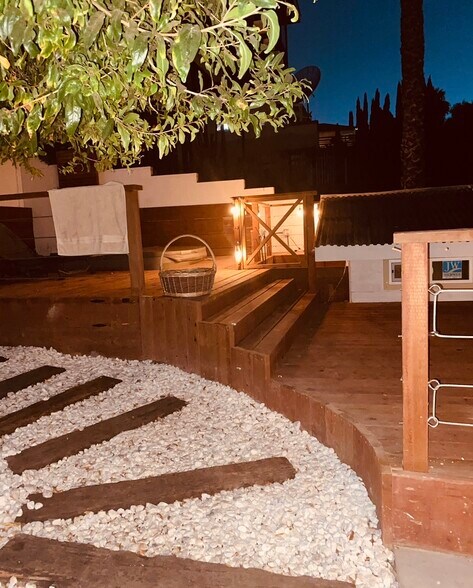 Building Photo - 1058 W 6th St