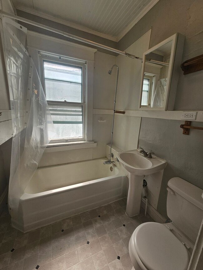 Building Photo - 1603 W 10th St