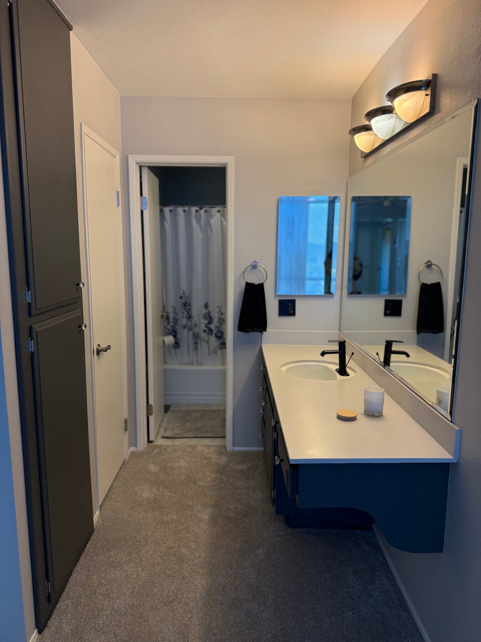 Building Photo - 6930 Hyde Park Dr