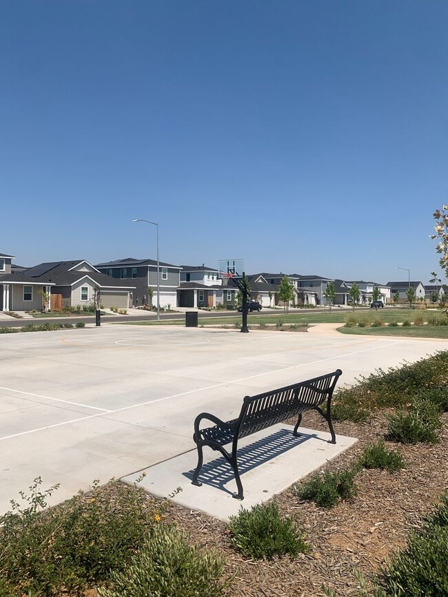 Building Photo - Brand New home in Clovis Unified School District with Solar!