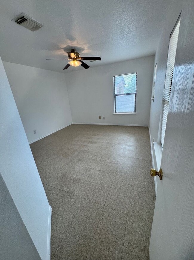 Building Photo - Spacious 3-Bedroom Home in Prime Location ...