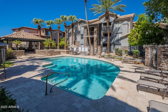 Building Photo - 2025 E Campbell Ave