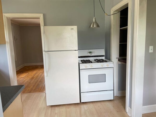 Building Photo - 927 Woodlawn Ave