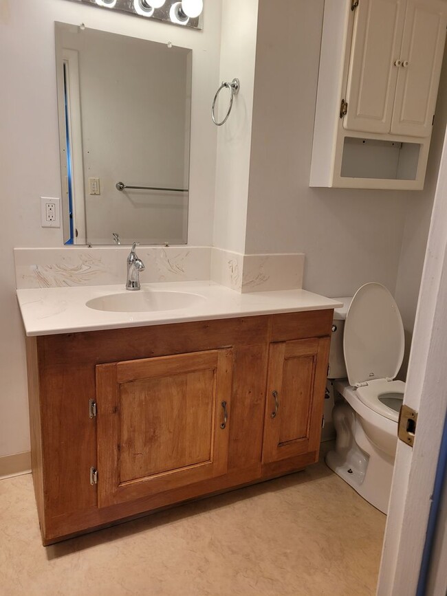 Building Photo - Nice 3 bedroom 1 & 1/2 bathroom home