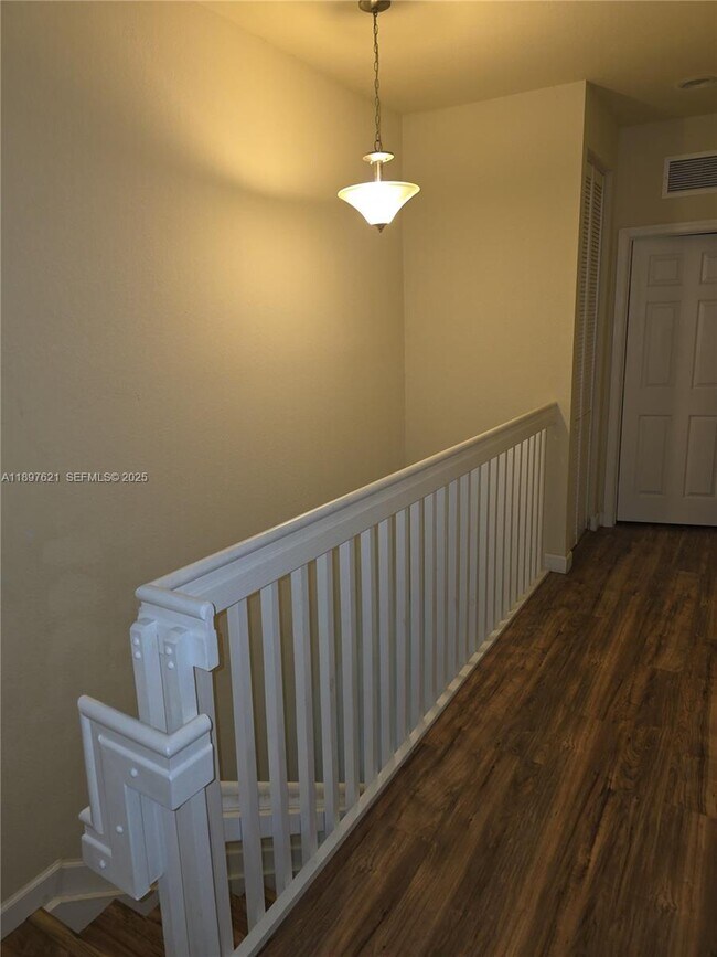 Building Photo - 528 SE 32nd Ave