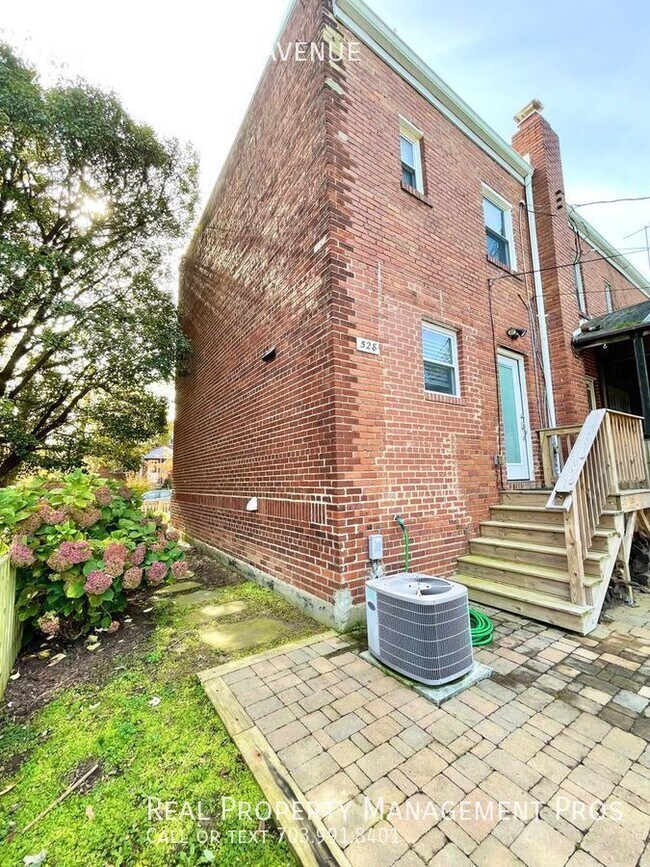 Building Photo - 528 E Luray Ave
