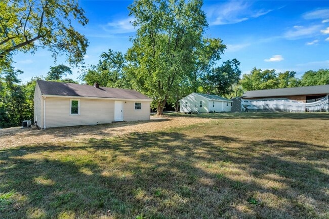 Building Photo - 2809 S River Rd