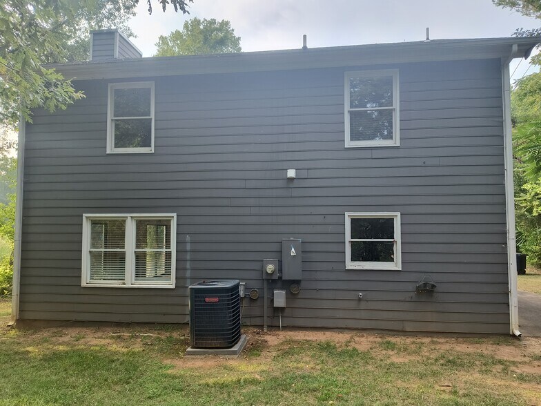 Building Photo - 245 Guinevere Ct