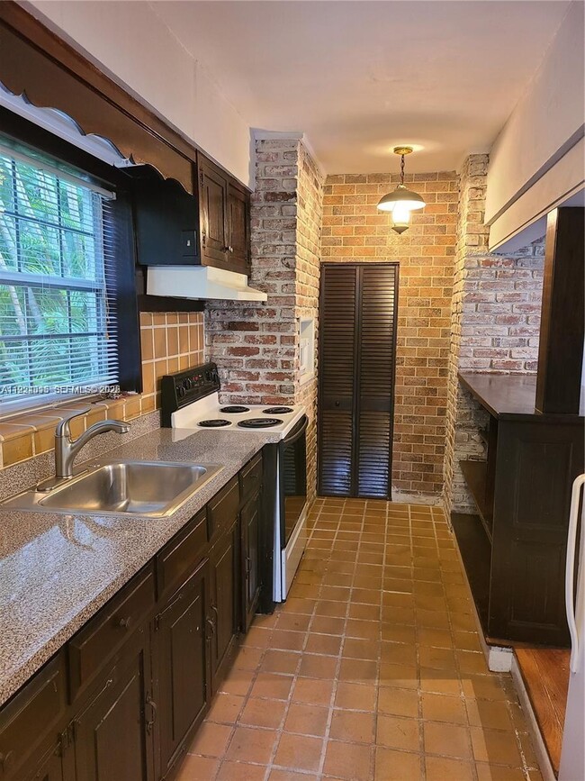 Building Photo - 1301 Castile Ave