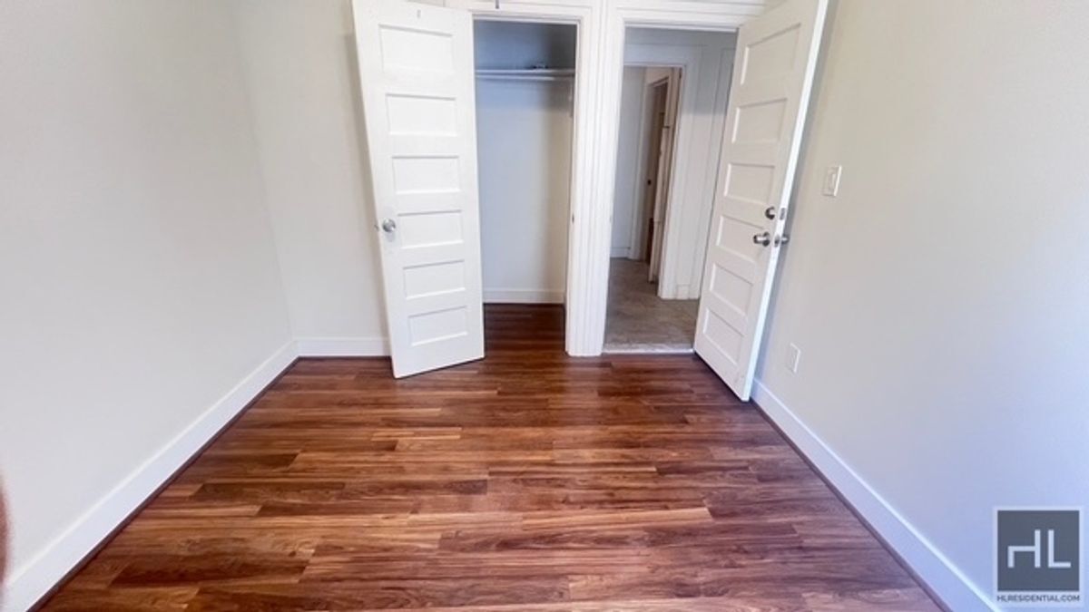 Building Photo - NATURALLY BRIGHT  AND LARGE  3 BEDROOMS  3...