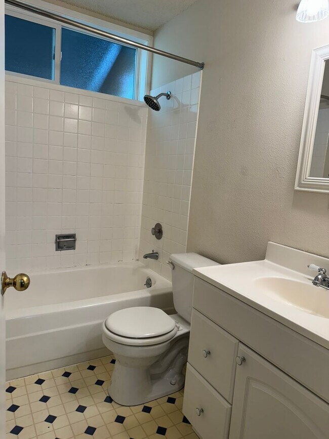 Building Photo - Refreshed Rental Rate One-Bedroom Condo Lo...