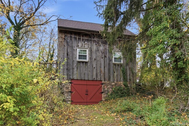 Building Photo - 327 W Neck Rd