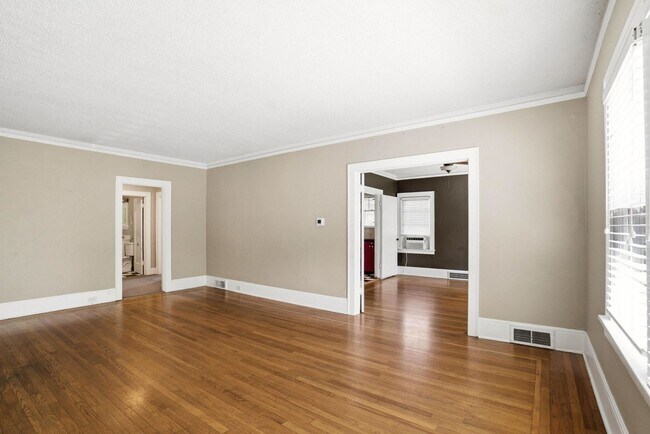 Building Photo - MF 43 - Kelly Avenue