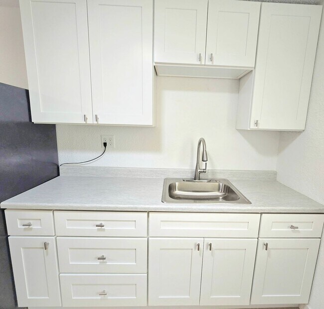 Building Photo - Fully Remolded 2 Bedroom Apartment Move-in READY! Move In Special Offering $550 Move In Credit!