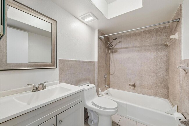 Building Photo - 525 Oak Haven Dr