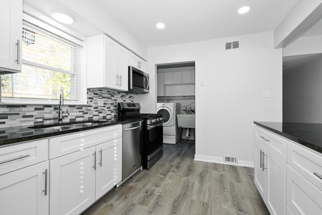 Building Photo - 10838 S Neenah Ave