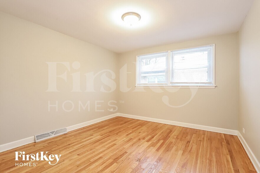 Building Photo - 1018 E 161st Pl