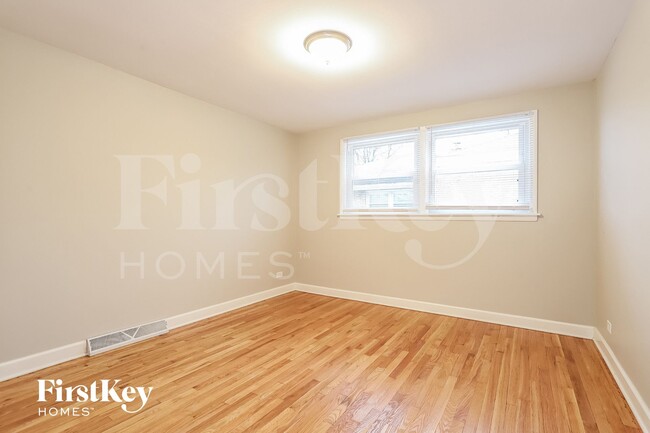 Building Photo - 1018 E 161st Pl