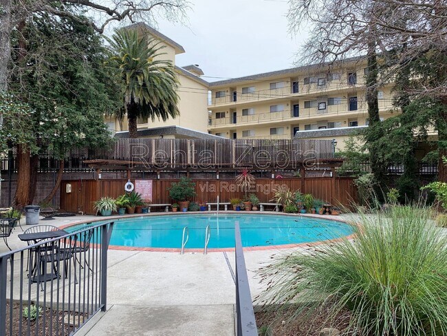 Building Photo - 1470 Creekside Dr