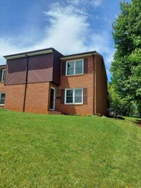 Building Photo - 3816 Plantation Rd NE