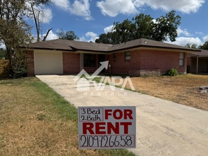 Building Photo - 4907 Stoneleigh Dr