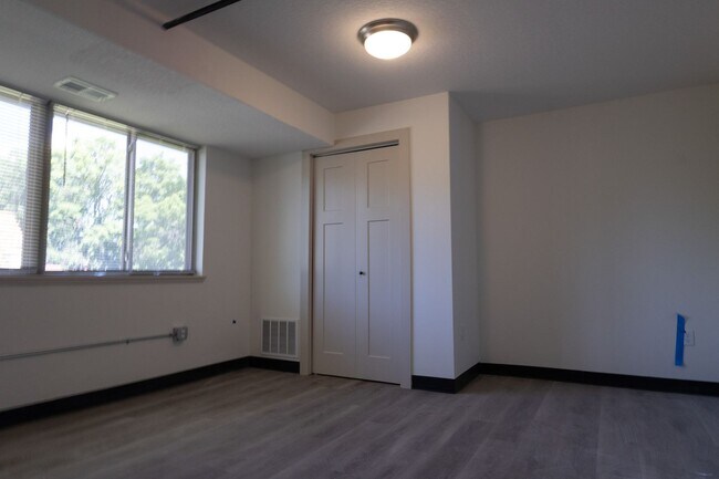 Building Photo - $1,450 / 2br - 560ft2 - RENOVATED 2BD, 1BA...