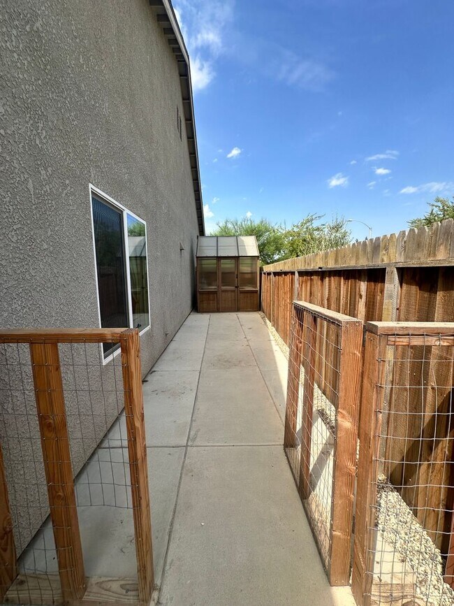 Building Photo - 2548 N Kayenta St