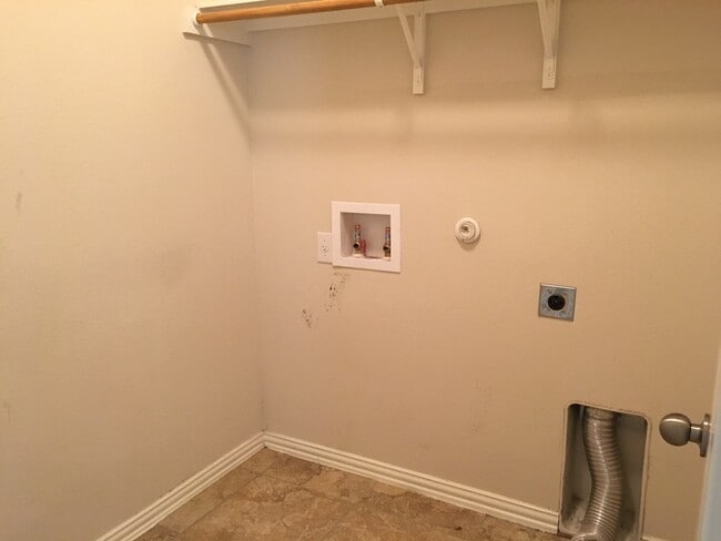 Building Photo - Great Open Floor Plan in Buda