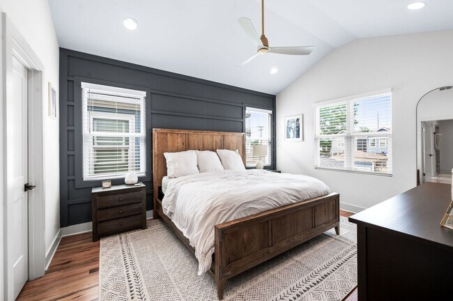 Building Photo - Stunning 3BE/3BA in one of Nashville's hot...