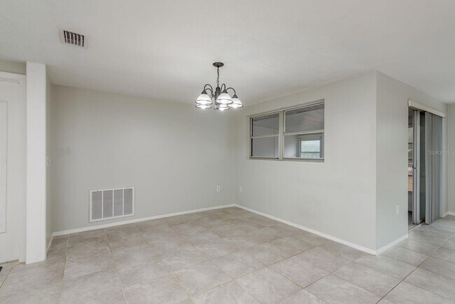 Building Photo - 10521 Oak Hill Dr