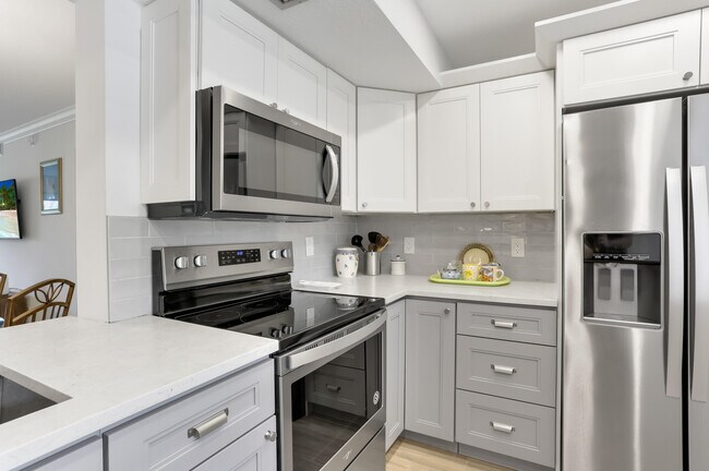 Building Photo - 2800 N Palm Aire Dr