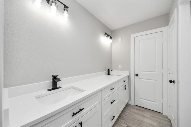 Building Photo - 14810 Scotter Dr