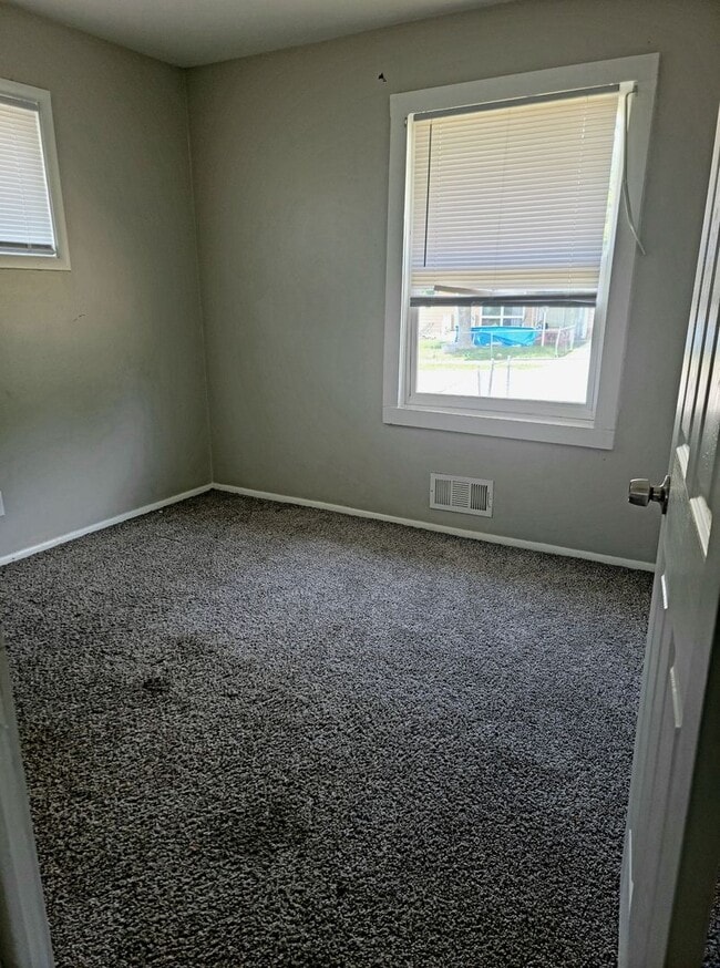 Building Photo - 3 Bed/2 Bath Home