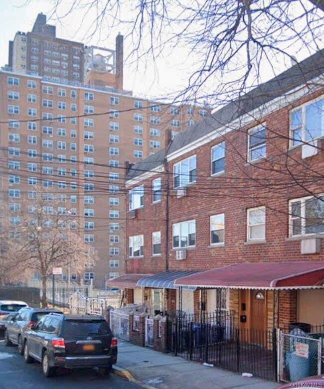 Building Photo - 762 E 211th St