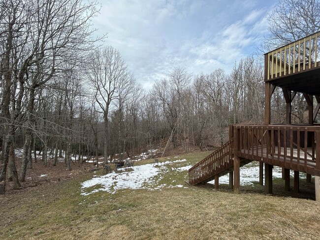 Building Photo - Spacious Log Home, Close to Campus, and wi...