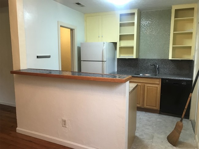 Building Photo - 1005 NE 7 Pl