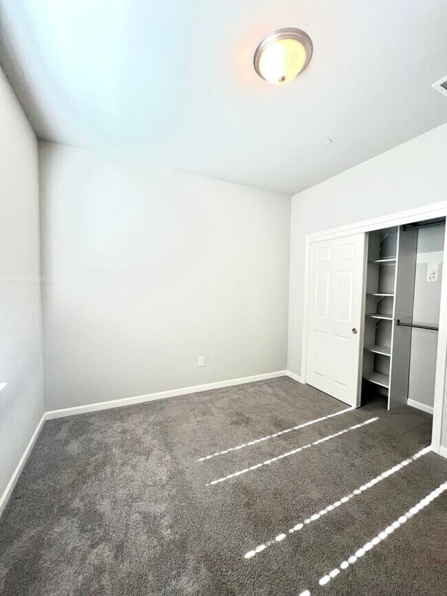 Building Photo - Charming 3 bedroom, 2 Bath Home