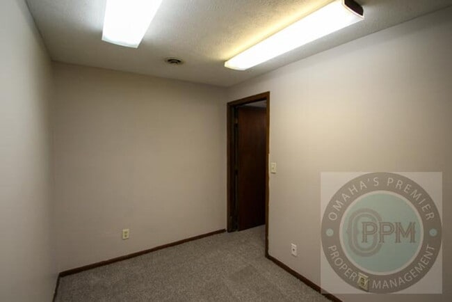 Building Photo - Discover a spacious 3Bd/2.5Ba home