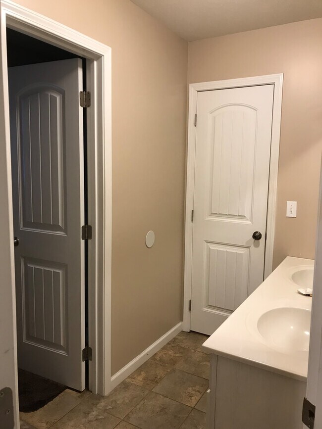 Building Photo - 908 W Mill St