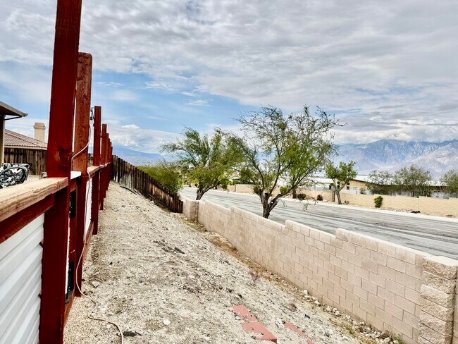 Building Photo - 13697 Mountain Top Dr