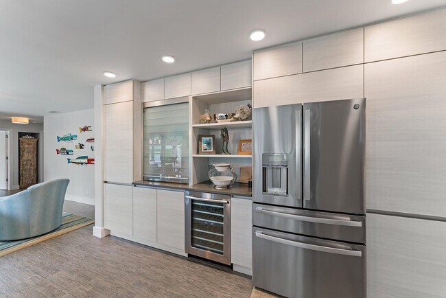 Building Photo - 108 E Tarpon Ln