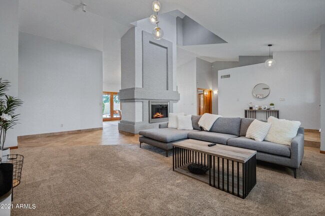 Building Photo - 5735 E Campo Bello Dr