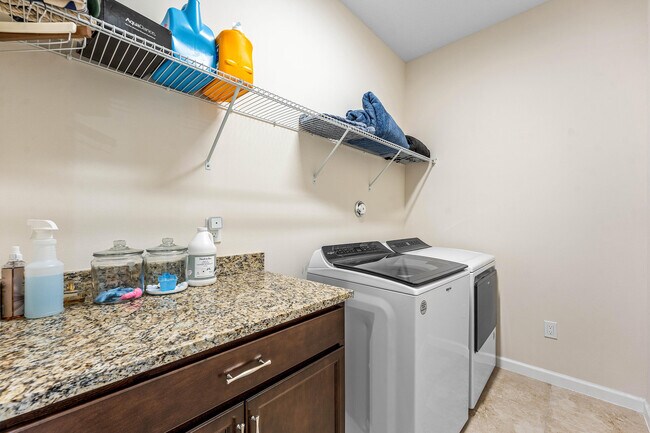 Building Photo - 16280 Oakview Dr