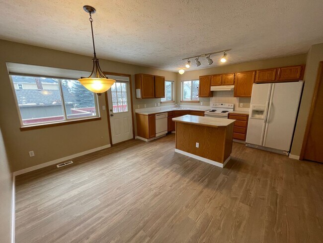 Building Photo - STUNNING SOUTH HILL HOME