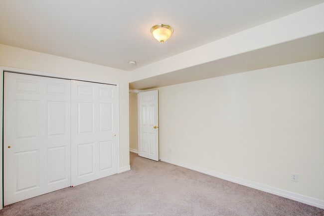 Building Photo - Impeccable 5 Bedroom Home with Mountain Views