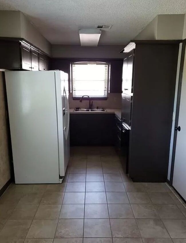 Building Photo - 4051 SE Bedford Dr