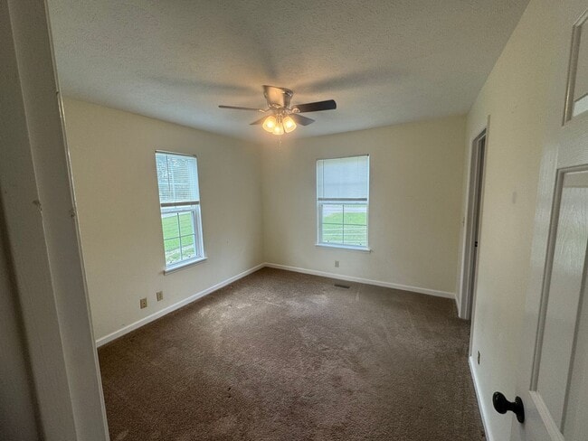 Building Photo - FOR LEASE- 2 BEDROOM DUPLEX MINUTES FROM 840!