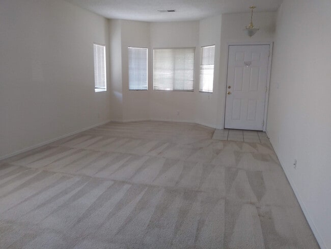 Building Photo - 3 Bdrm 2 BA  1,615 SqFt