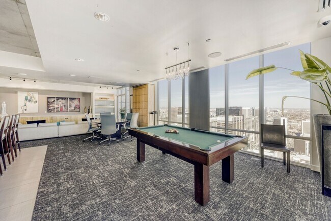 Building Photo - 38th Floor Spire Stunner!